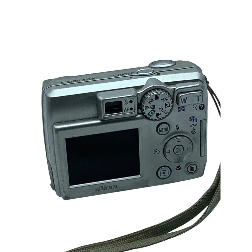Vtg Nikon Coolpix 4600 Digital‎ Camera 4MP 3x Optical Zoom Silver With Strap Y2K